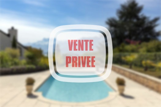 Luxueuse villa individuelle de 10 pièces avec grand jardin et une très belle vue sur les environs et le lac située à La Tour-de-Peilz dans le canton de Vaud.